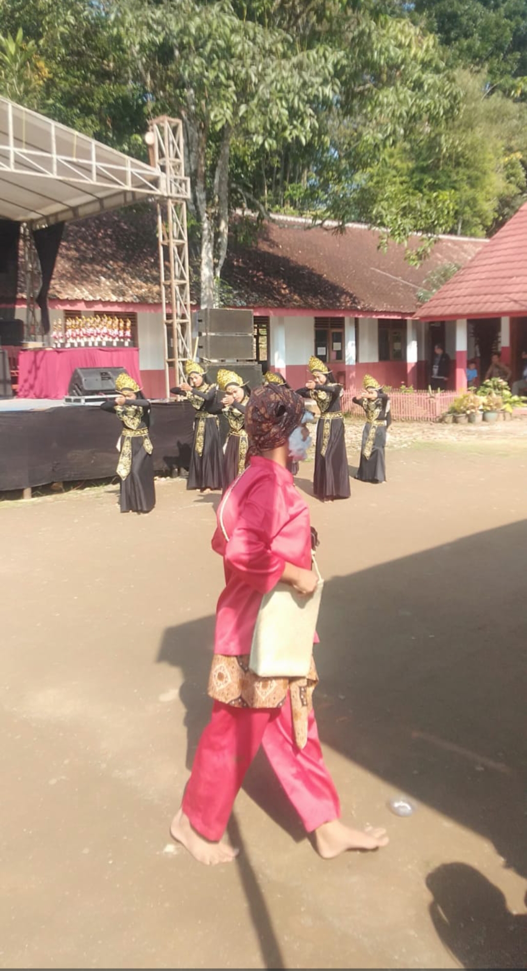 Pentas Seni Budaya Meriahkan Acara Kenaikan Kelas dan Pelepasan Siswa Kelas 6 di SDN Tegalkananga Sindangkerta Cianjur