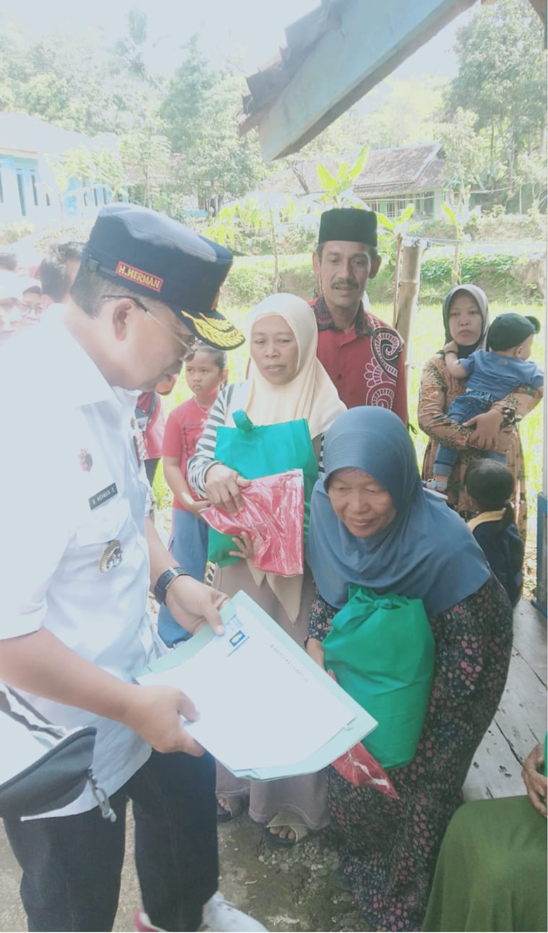Bupati Cianjur Herman Suherman datang berkunjung ke Kampung Cikuya Rt.02 Rw.08 Desa Sindangkerta Kecamatan Pagelaran