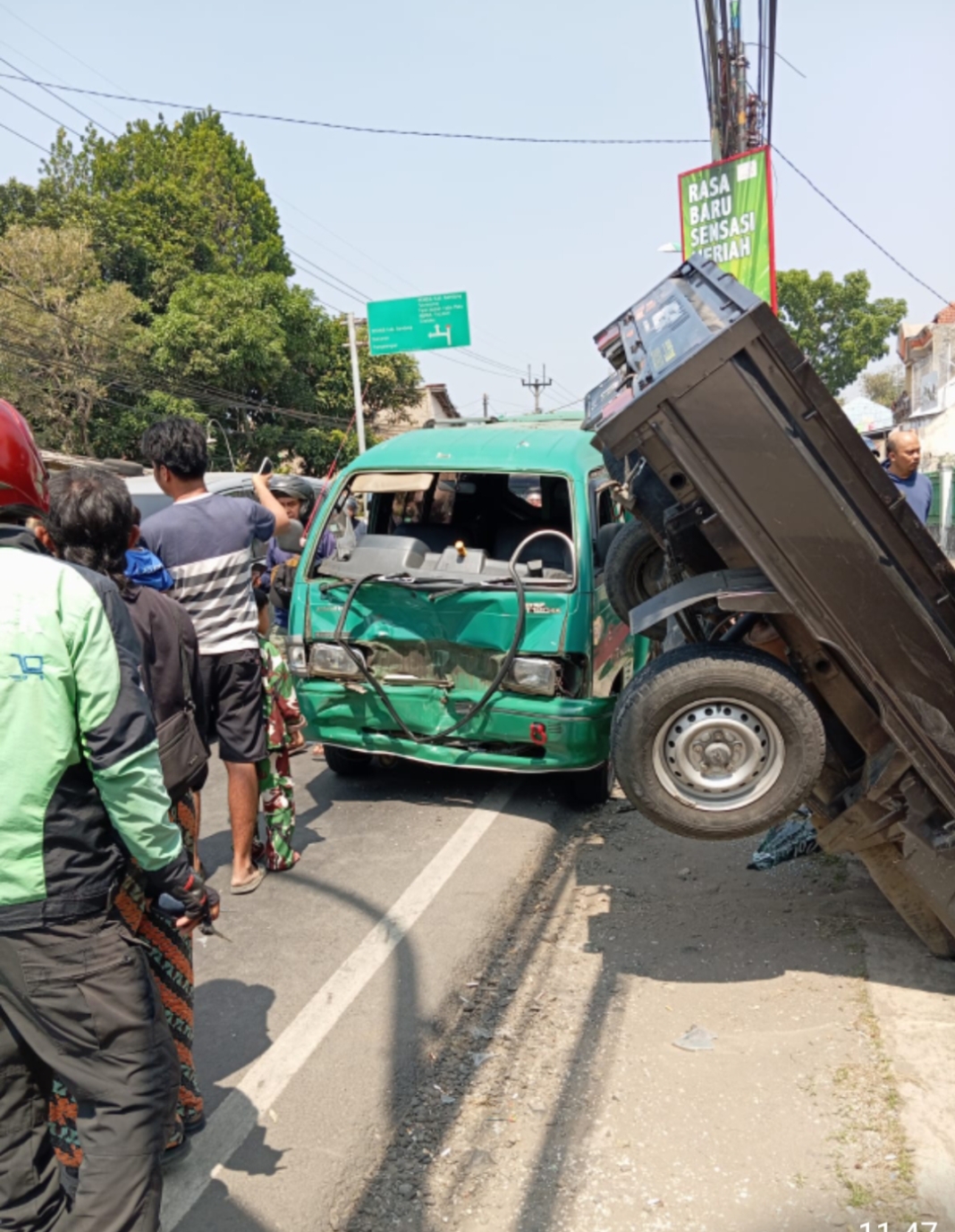 Kecelakaan Lalulintas Di Jalan Raya Warunglobak Katapang Soreang Selasa 23 Juli 2024