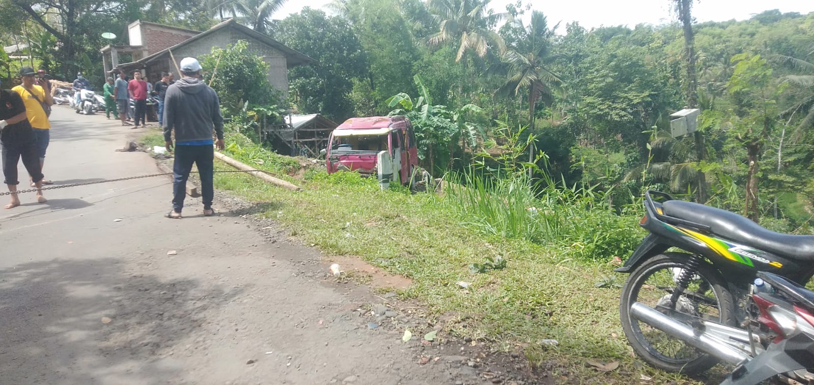 Elf Terperosok ke Sawah di Tanggeung Cianjur Satu Korban Meninggal Dunia