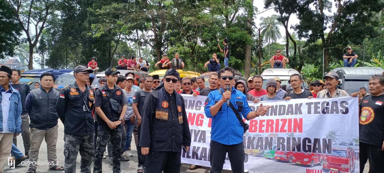 Ratusan Sopir dan Pengusaha Angkutan Elf Gelar Aksi Unjuk Rasa di Kantor Dishub Sukabumi