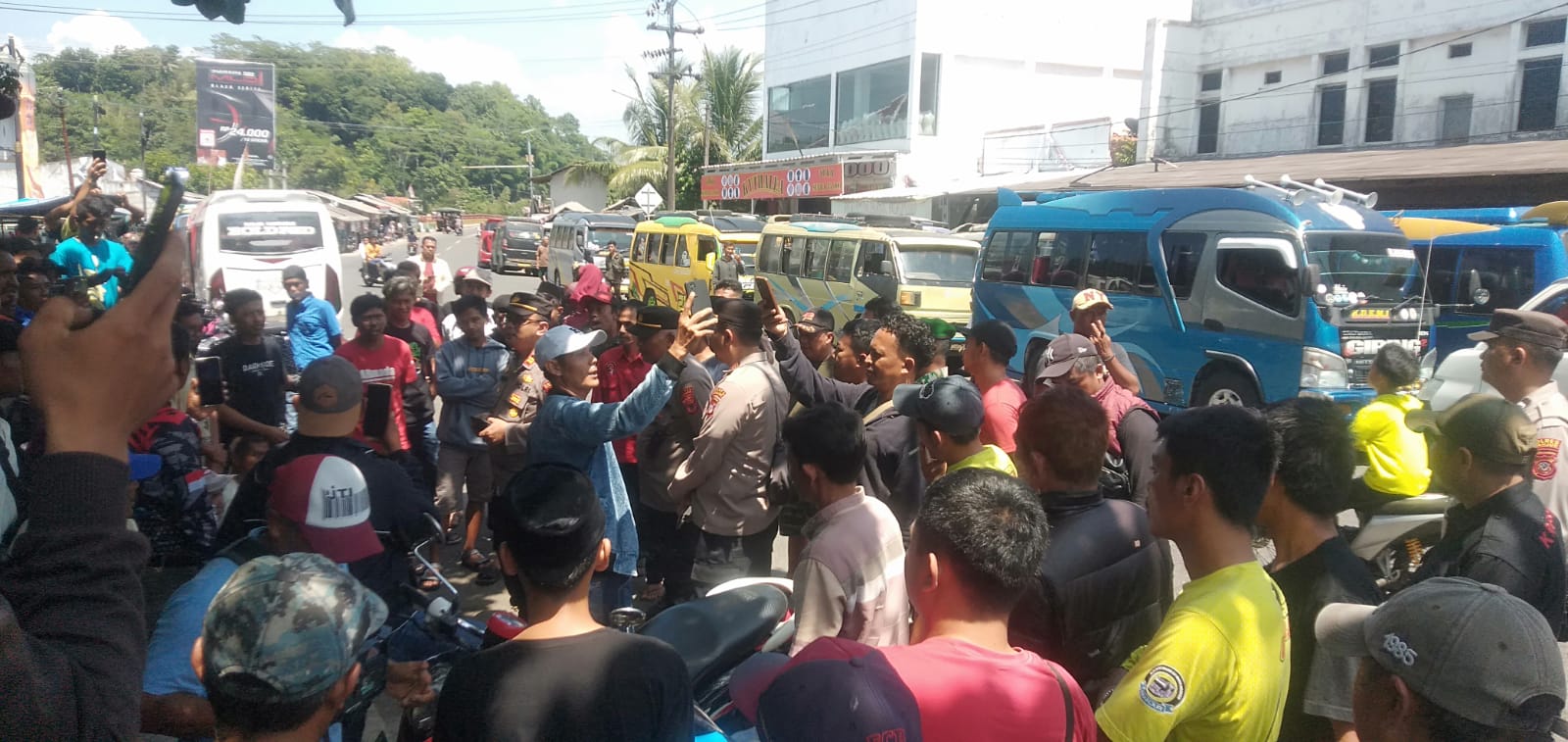Ratusan Sopir Elf di Cianjur Selatan Gelar Aksi Mogok Untuk Menuntut Klarifikasi Sopir Travel