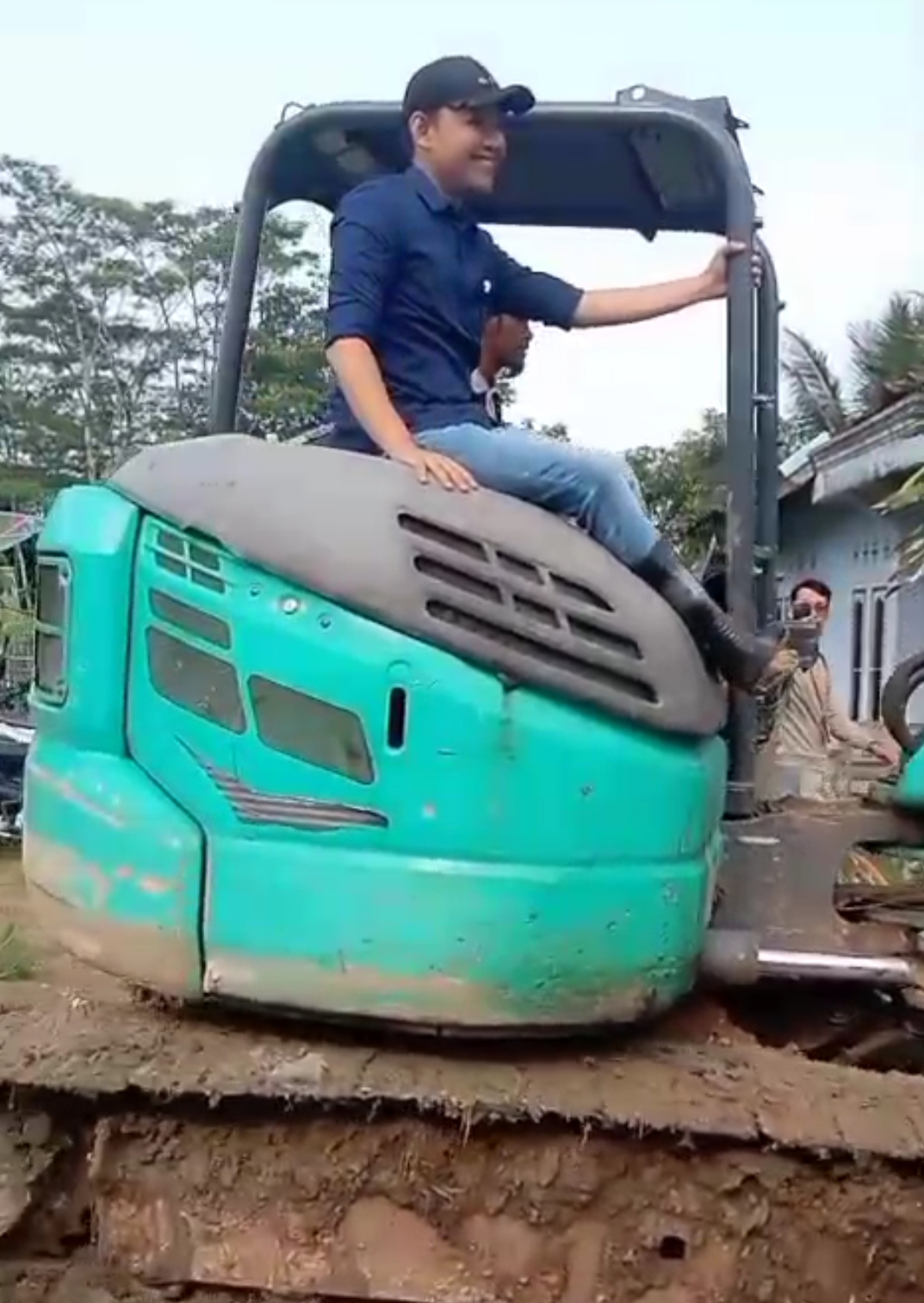 Bupati Cianjur Turun Langsung Bersama Warga Margasari Gotong Royong Perbaiki Jalan Penghubung Antar Kecamatan1